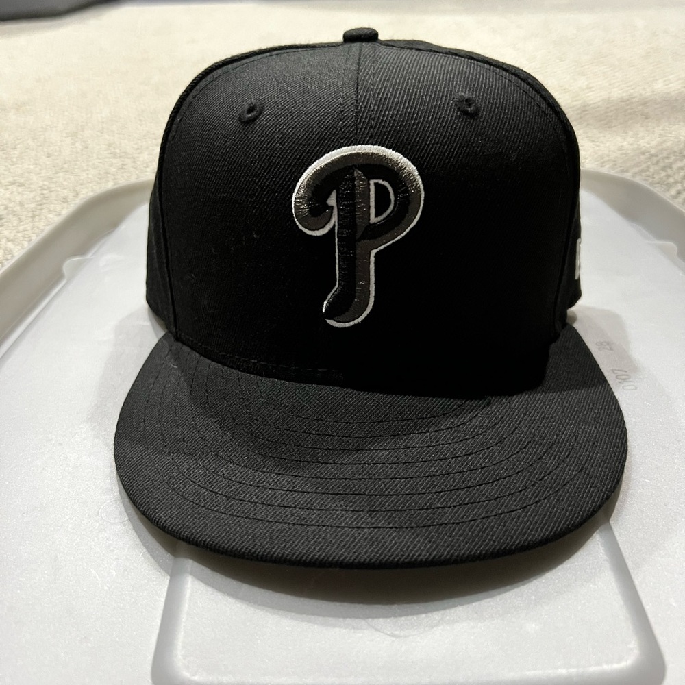 New Era Philadelphia Phillies Fitted (7 1/2) Hat with Camo Underside Brim